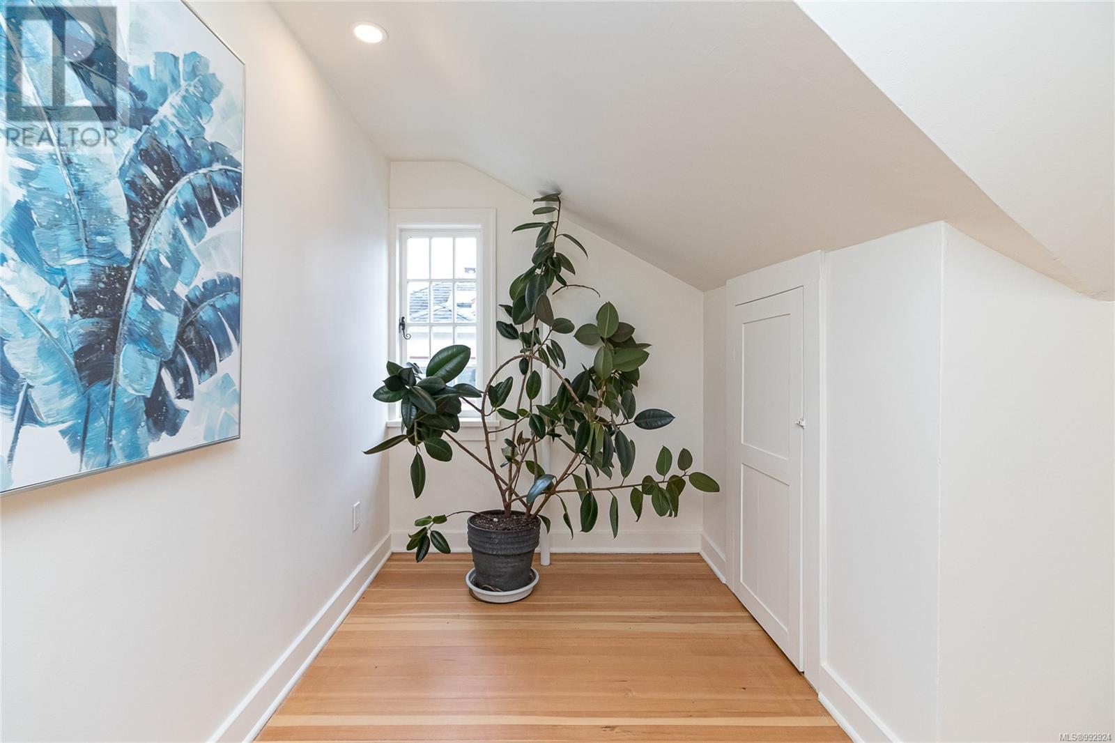  387 Vincent Avenue, Saanich