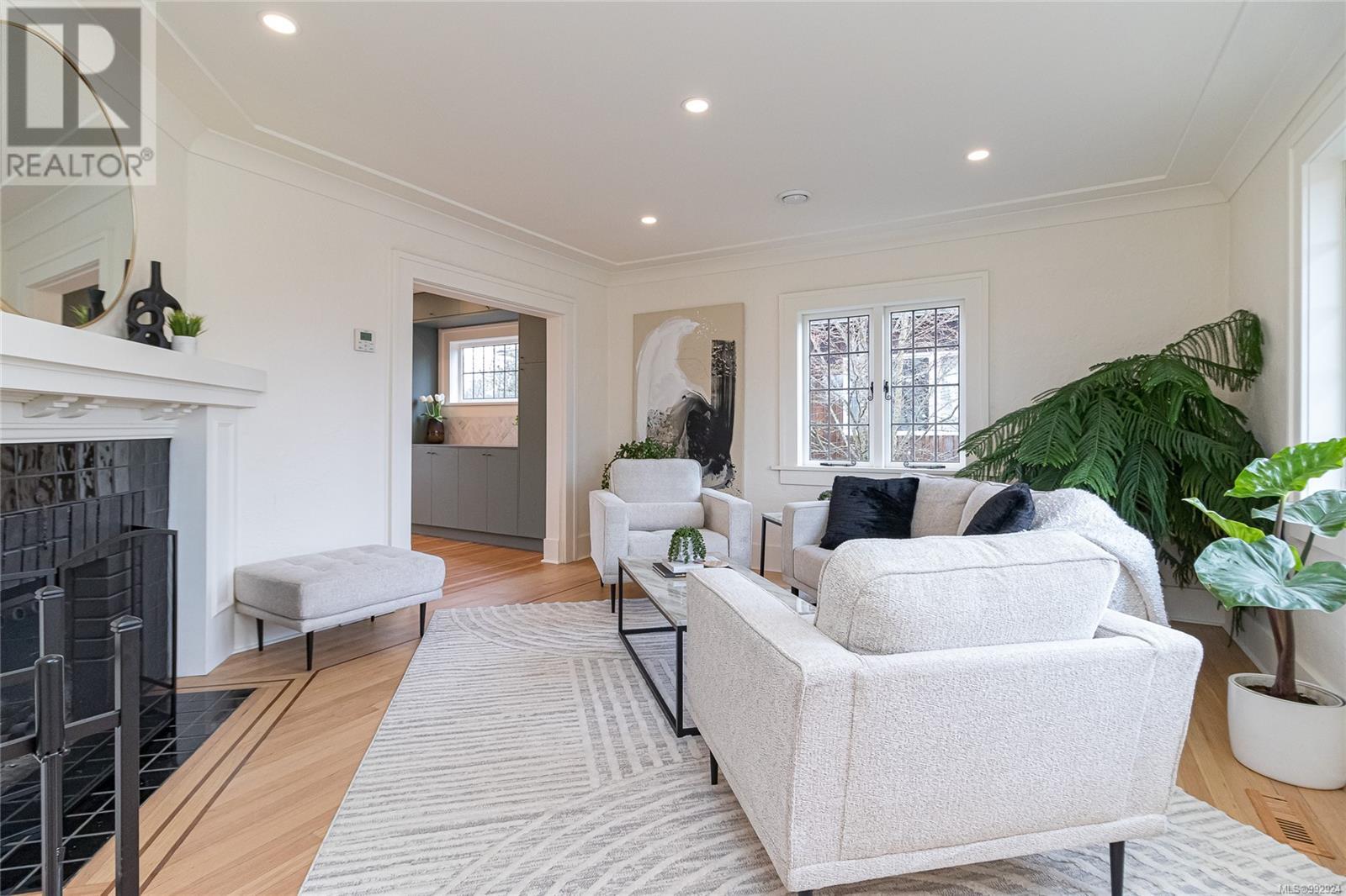  387 Vincent Avenue, Saanich