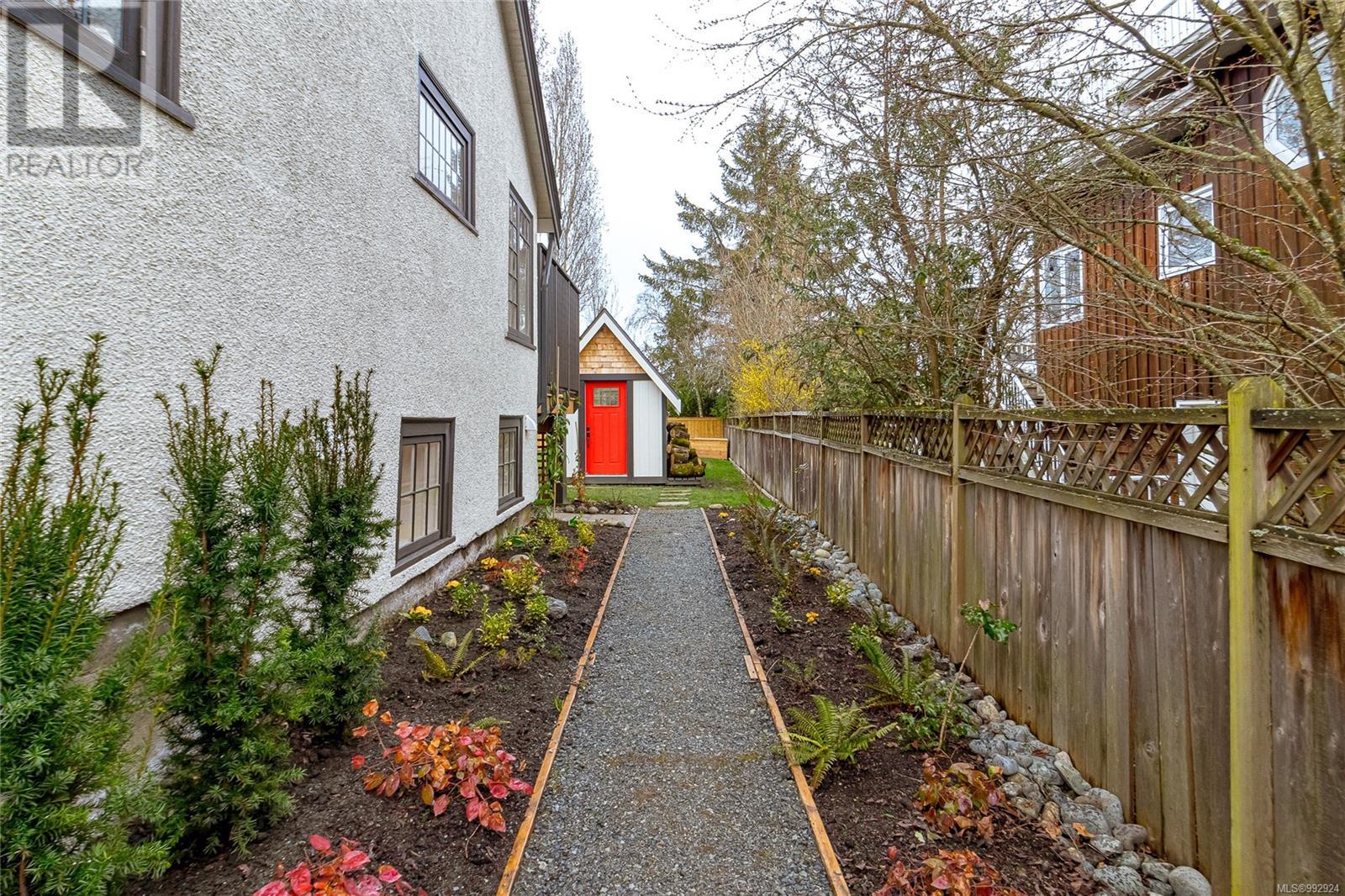  387 Vincent Avenue, Saanich