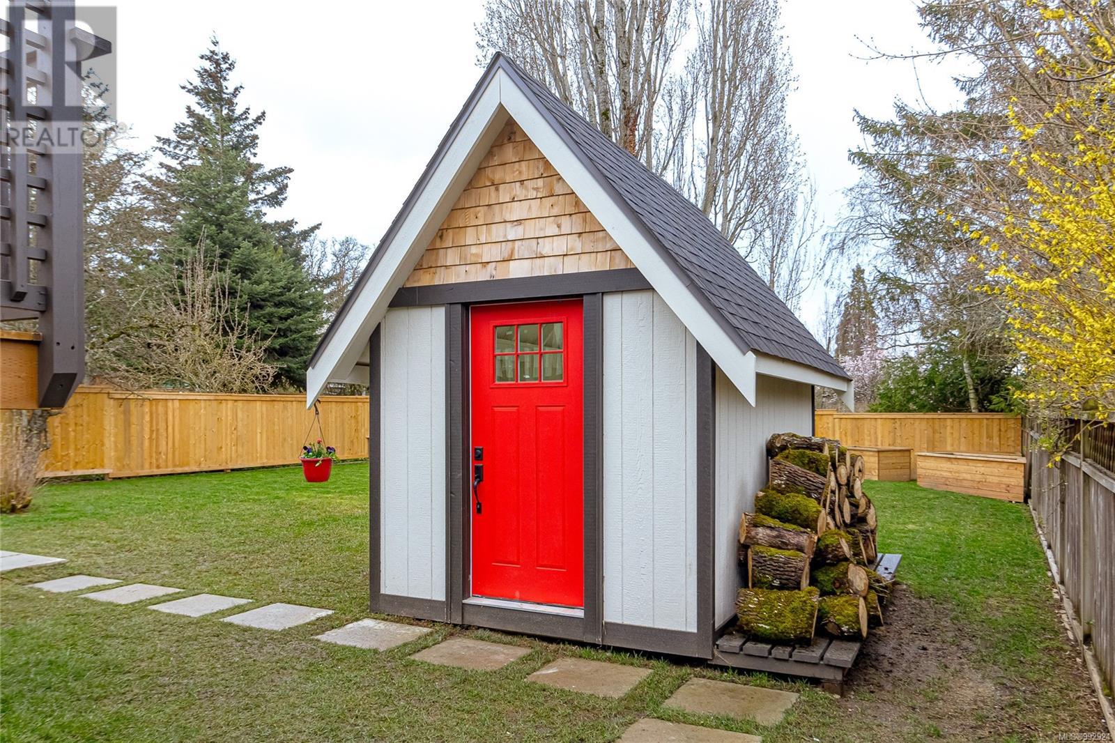  387 Vincent Avenue, Saanich