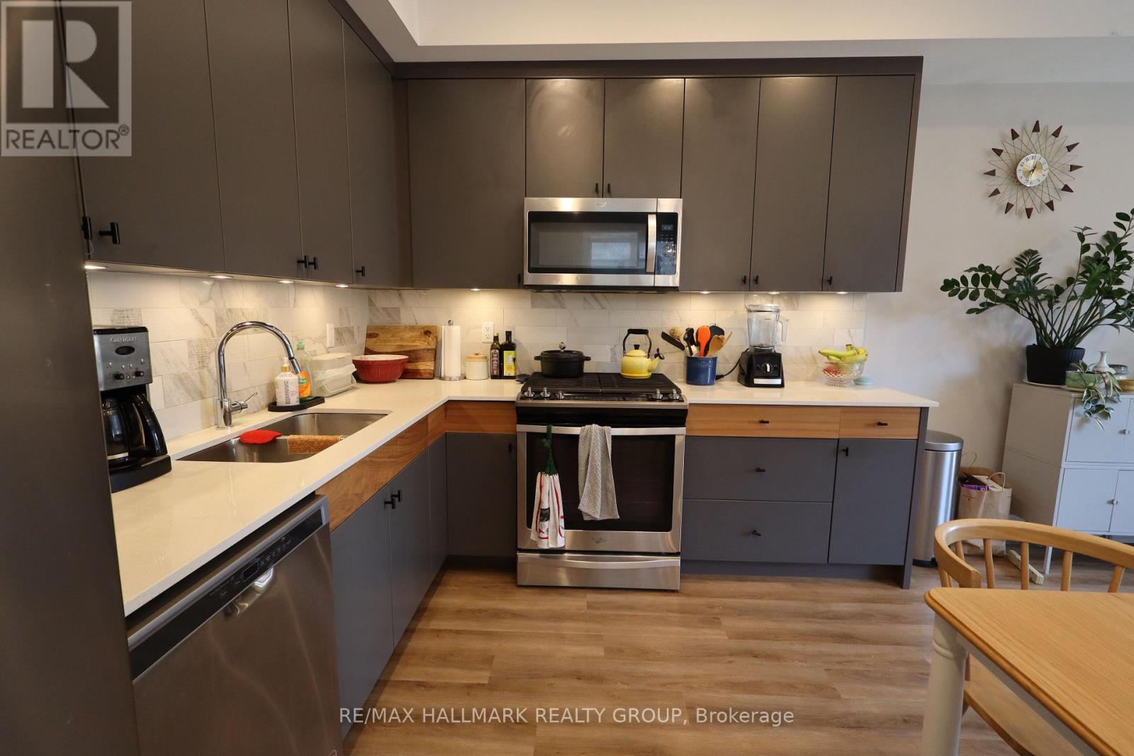 Photo 10 of 2 304 Elmgrove Avenue, Ottawa ON