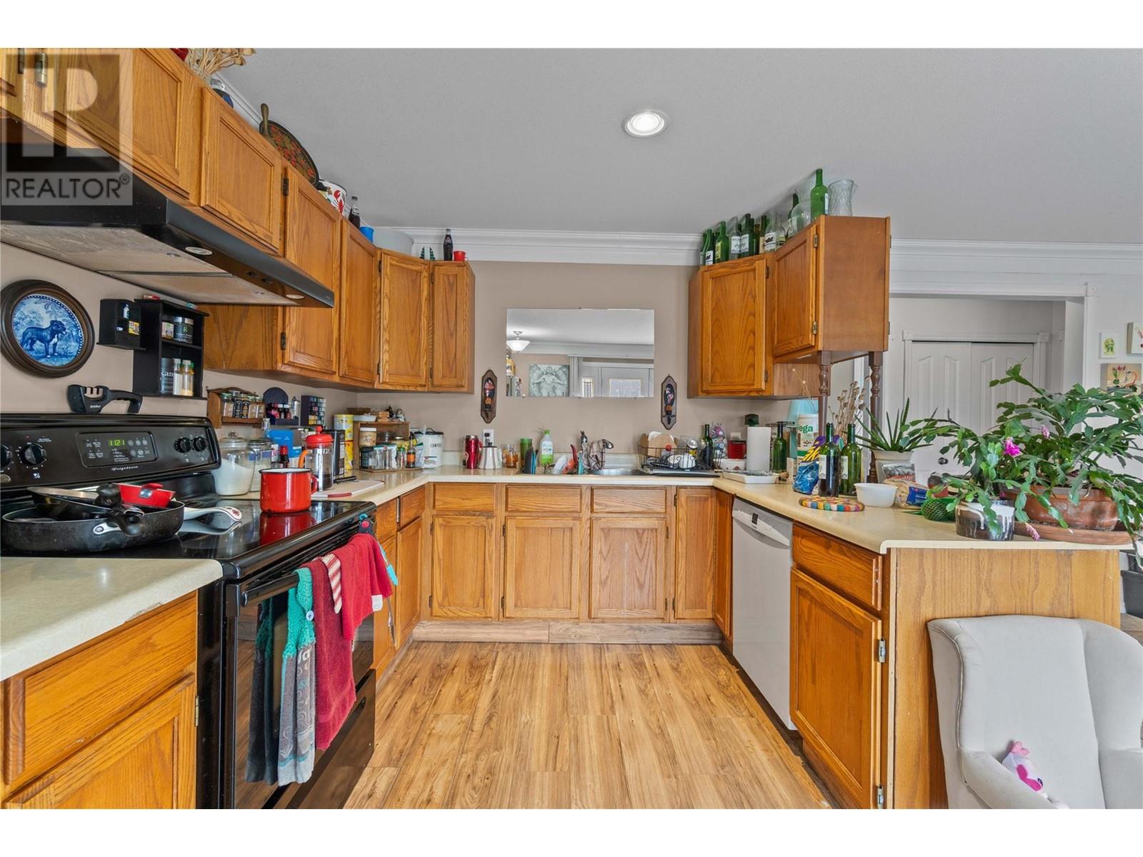 Photo 4 of 2580 21 Street Ne, Salmon Arm BC