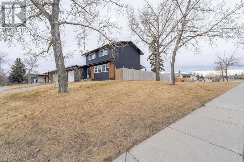 Single Family House for Sale in  Penbrooke Drive SE Penbrooke Meadows Calgary 