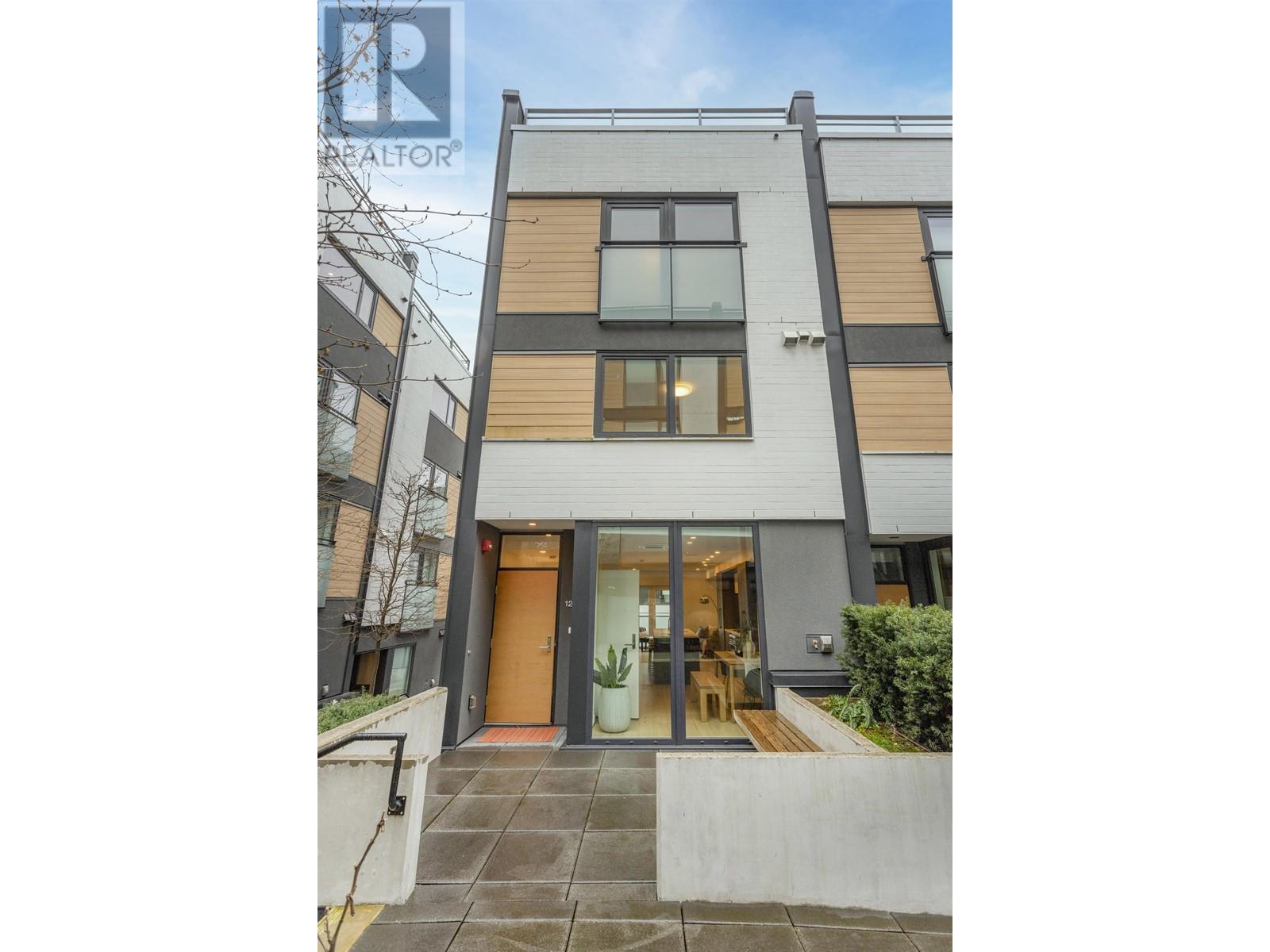 121 649 E 3RD STREET, North Vancouver