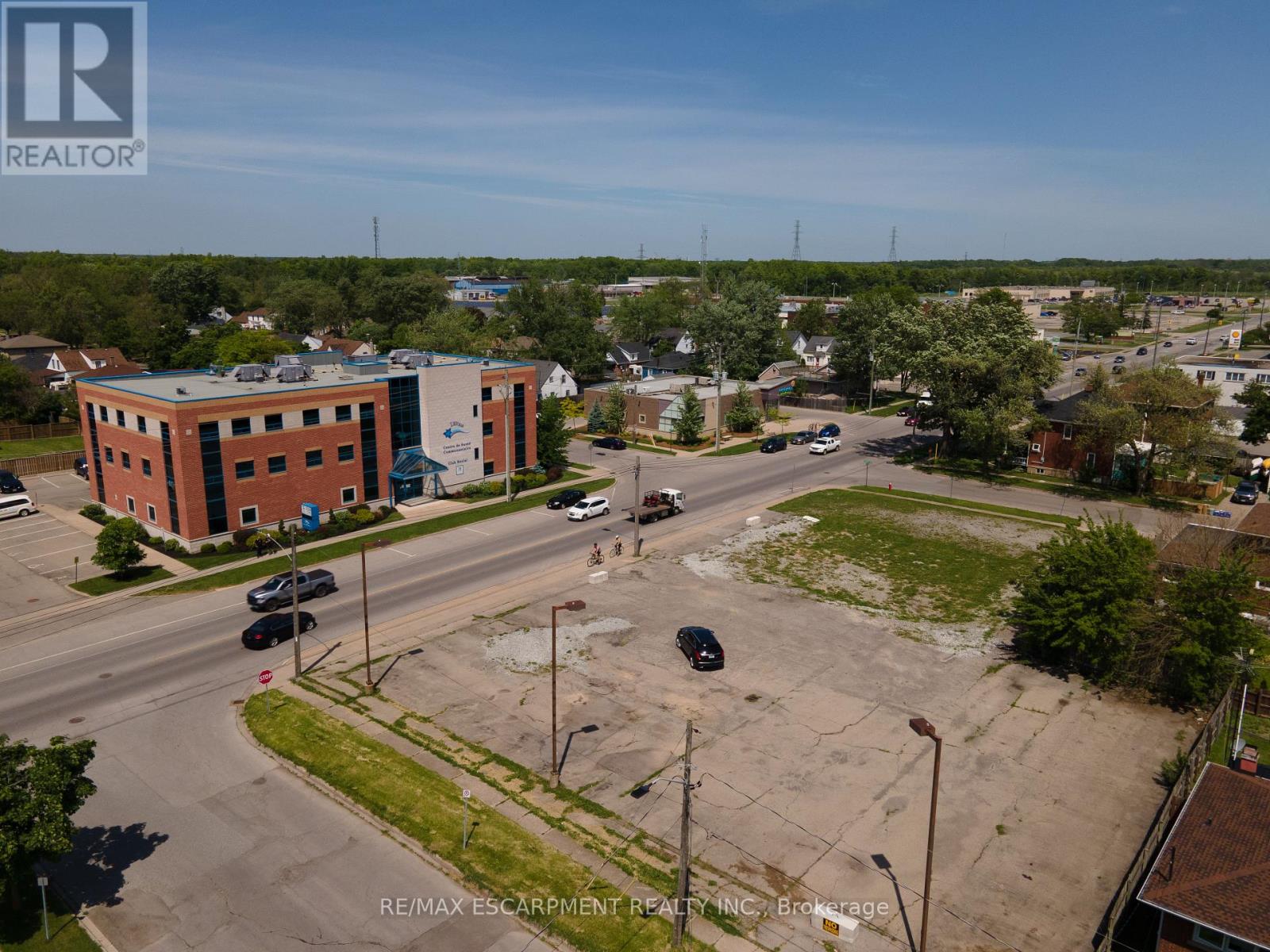 Photo 2 of 811 East Main Street, Welland ON