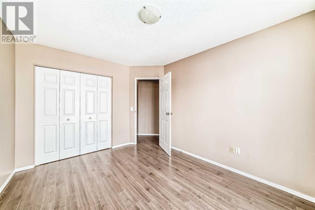 Single Family House Bi-level for Sale in  Macewan Drive NW MacEwan Glen Calgary 