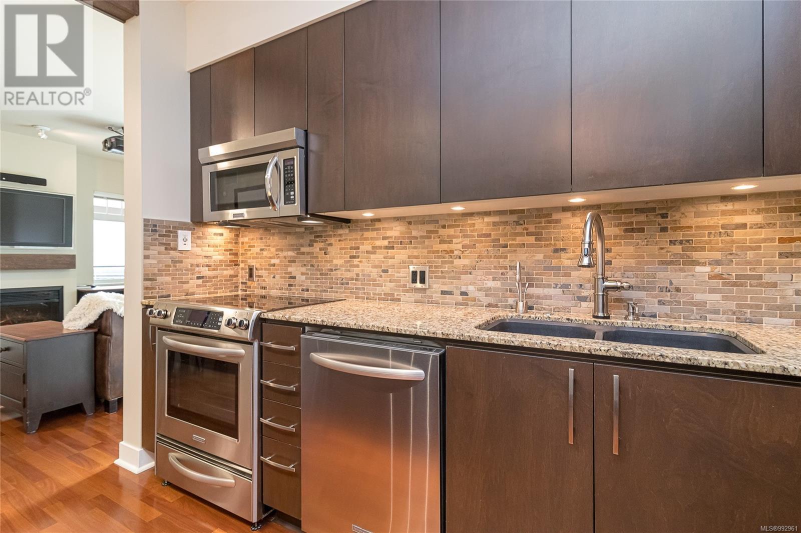 302 1395 Bear Mountain Pkwy, Langford