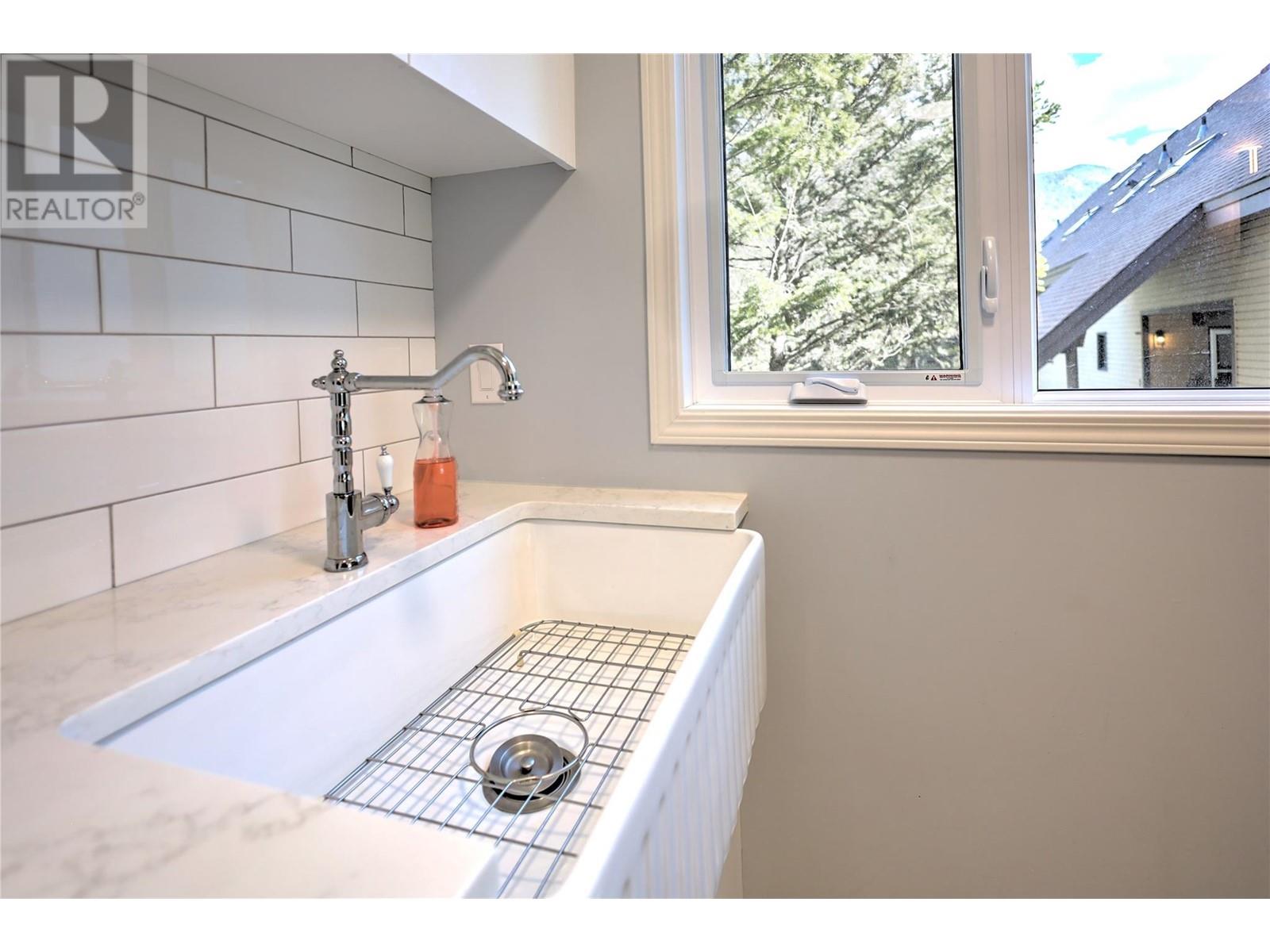 #9 8040 RADIUM GOLF COURSE ROAD - Image 33