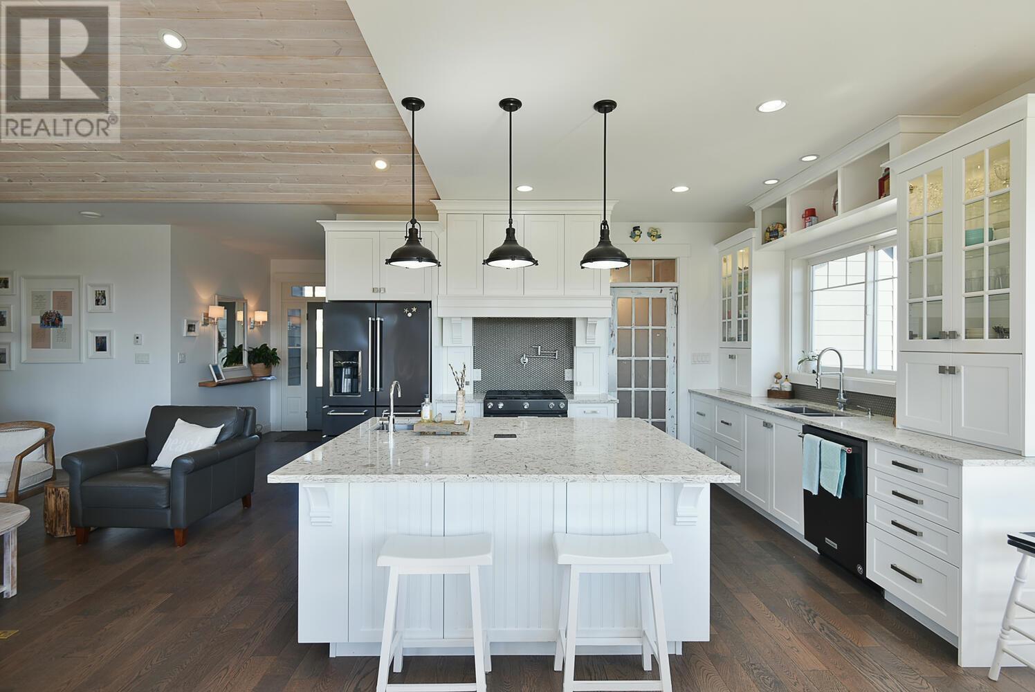 605 WOODLAND AVENUE, Gibsons