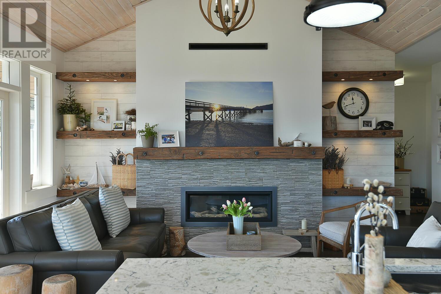 605 WOODLAND AVENUE, Gibsons