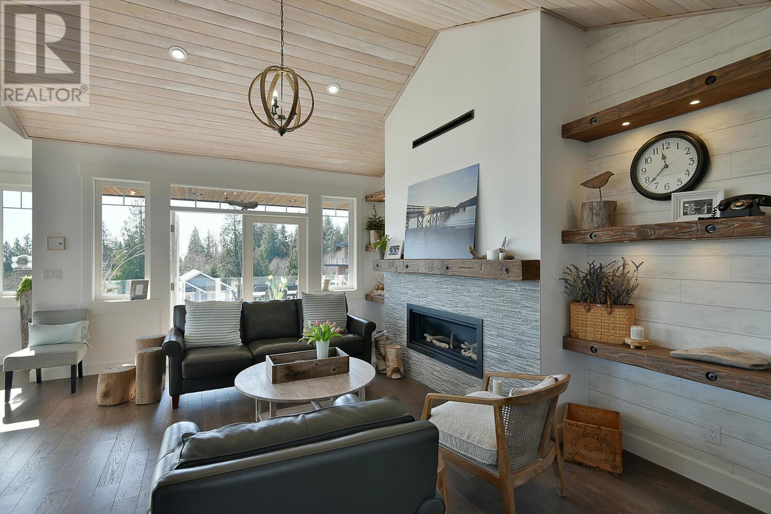 605 WOODLAND AVENUE, Gibsons