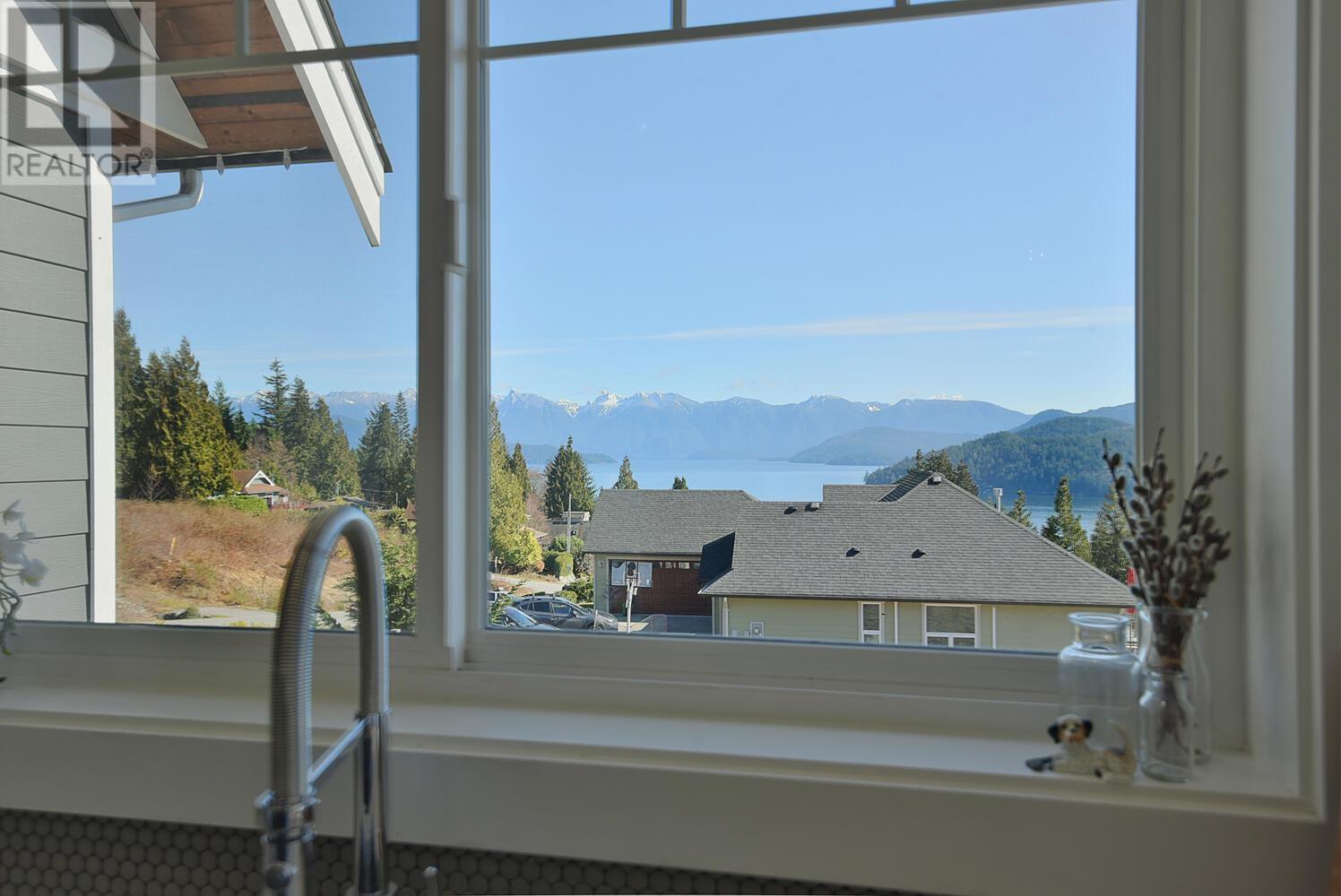 605 WOODLAND AVENUE, Gibsons