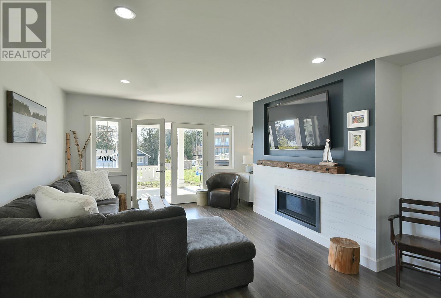 605 WOODLAND AVENUE, Gibsons