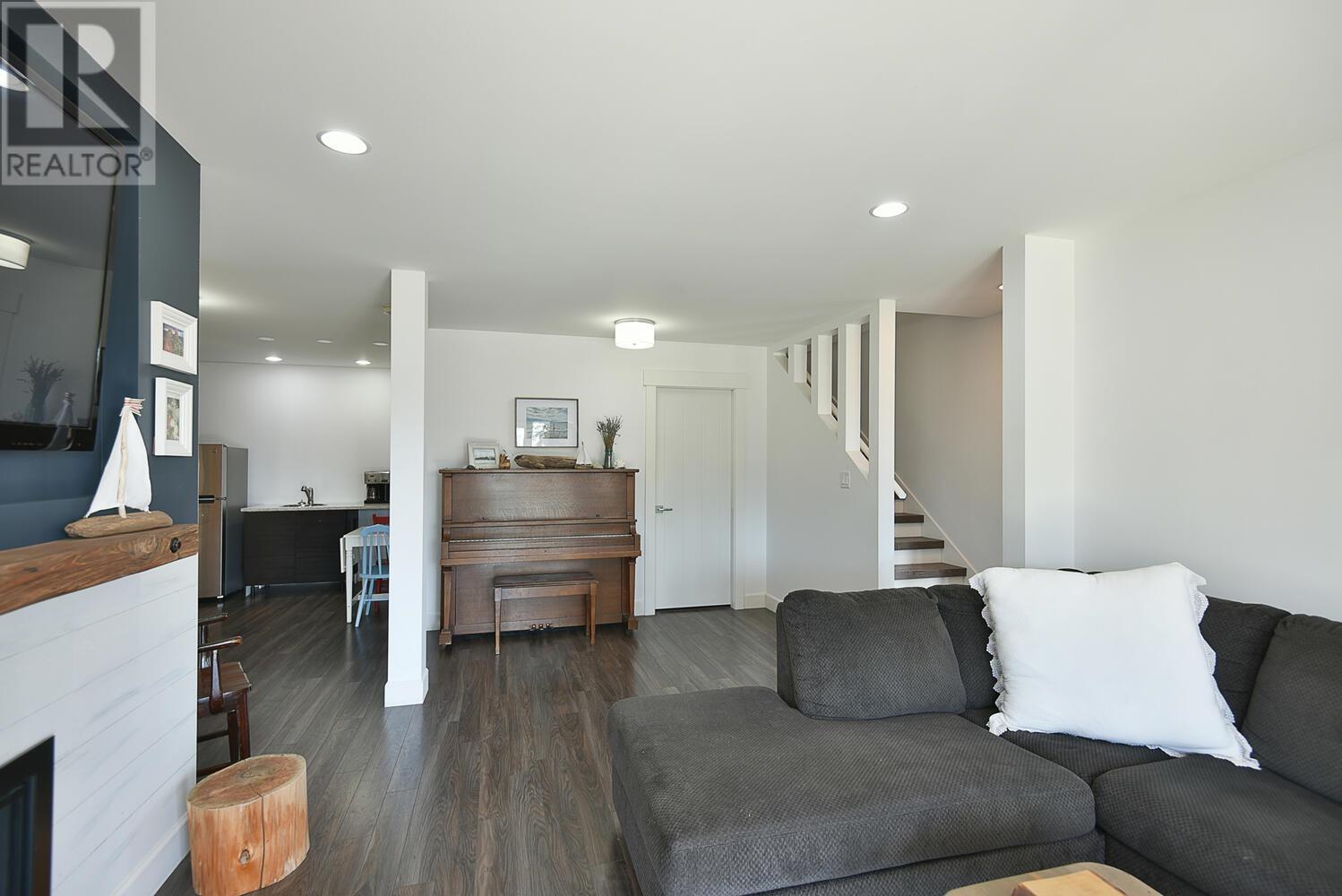 605 WOODLAND AVENUE, Gibsons