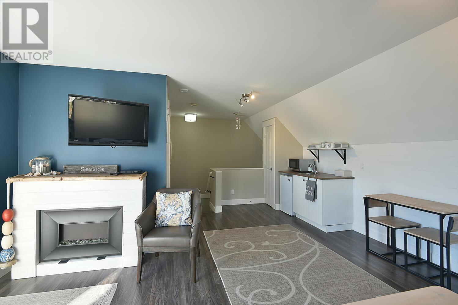 605 WOODLAND AVENUE, Gibsons