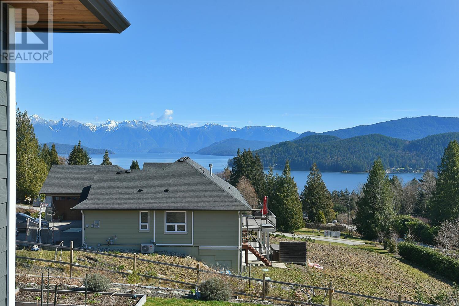 605 WOODLAND AVENUE, Gibsons