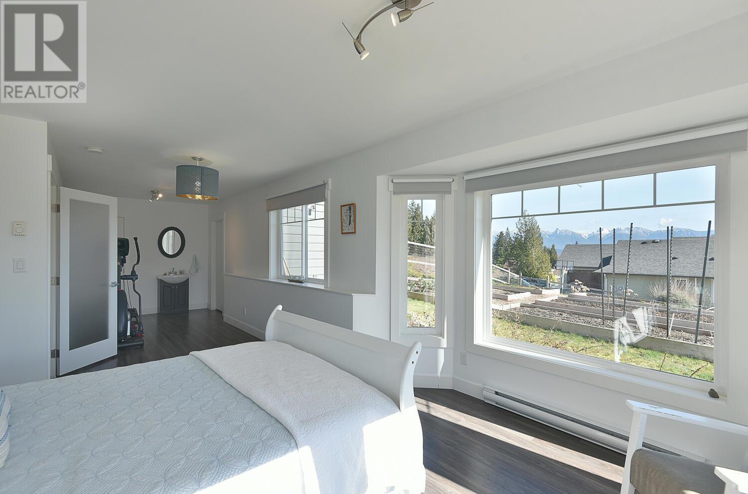 605 WOODLAND AVENUE, Gibsons