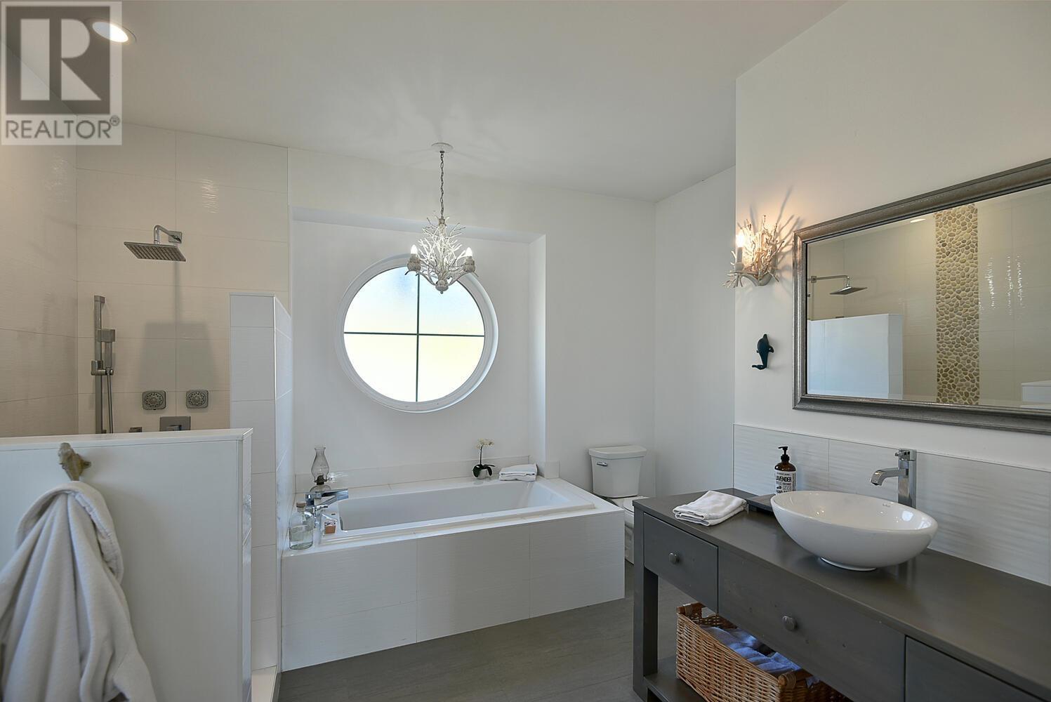 605 WOODLAND AVENUE, Gibsons