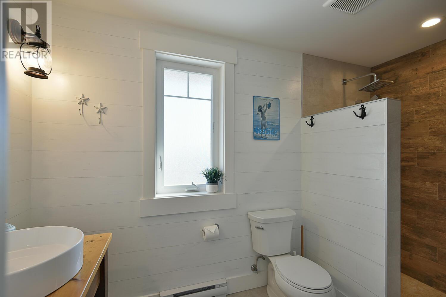 605 WOODLAND AVENUE, Gibsons