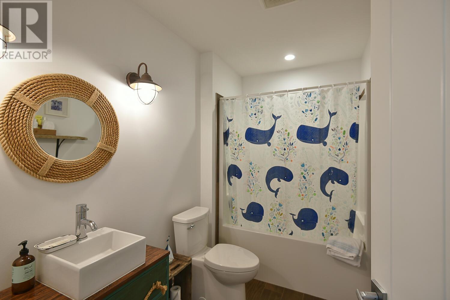 605 WOODLAND AVENUE, Gibsons