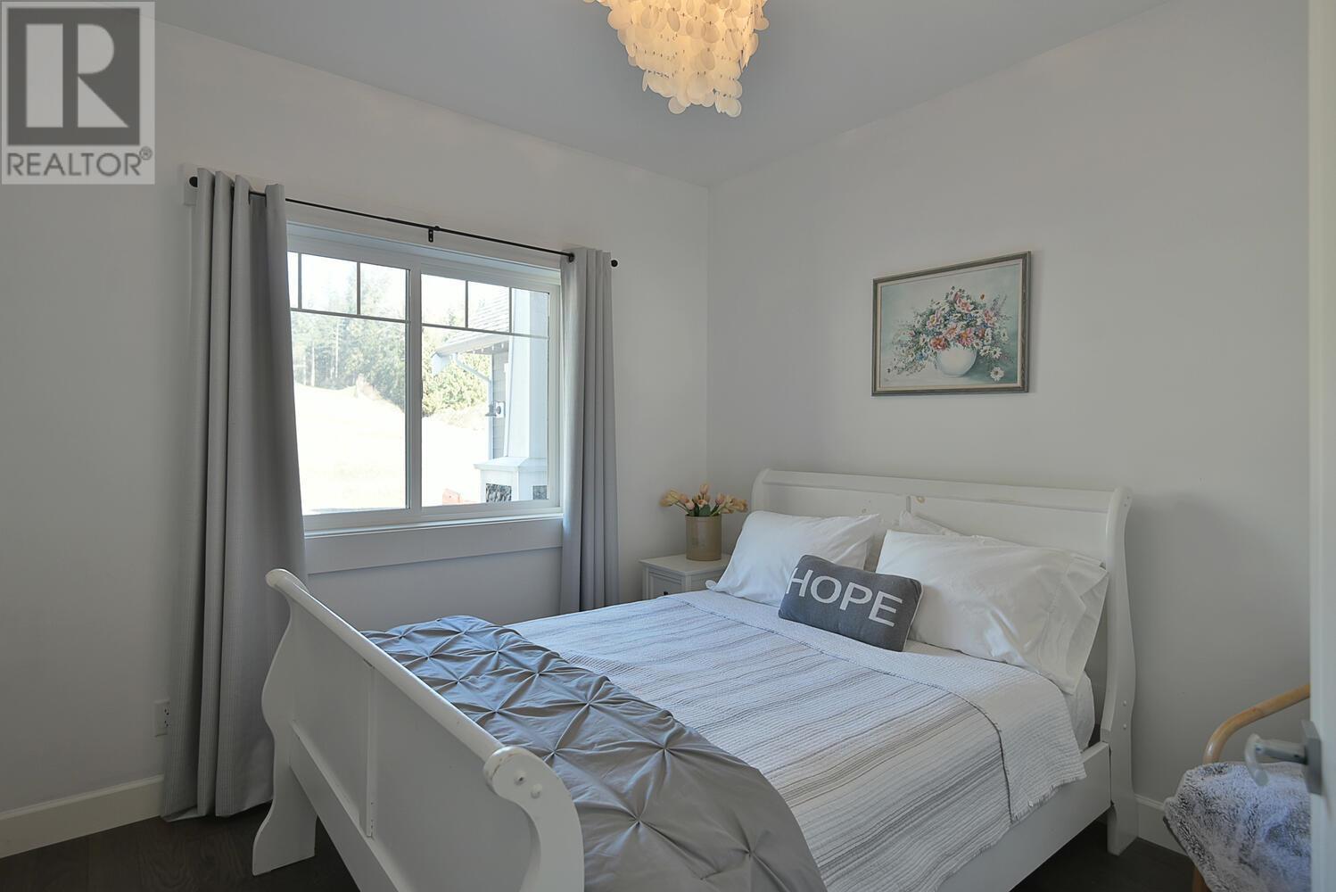 605 WOODLAND AVENUE, Gibsons