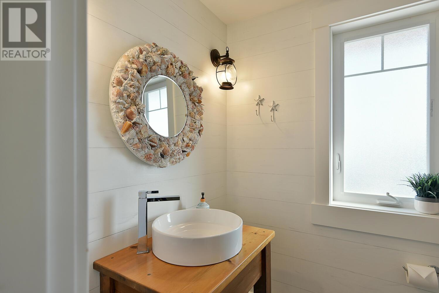 605 WOODLAND AVENUE, Gibsons