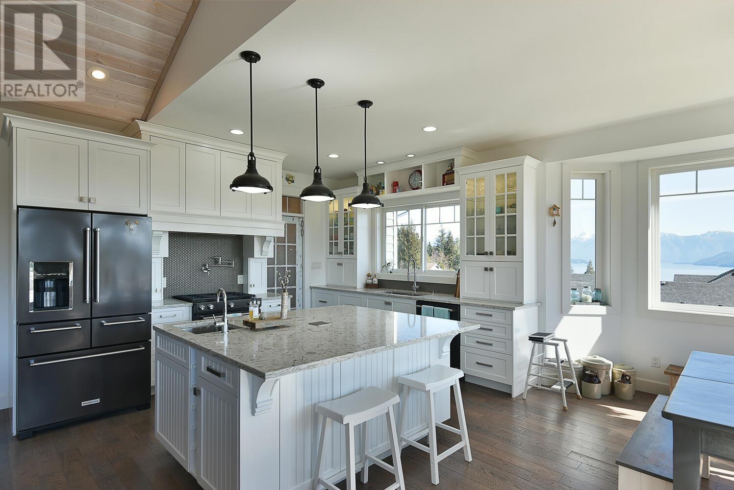 605 WOODLAND AVENUE, Gibsons