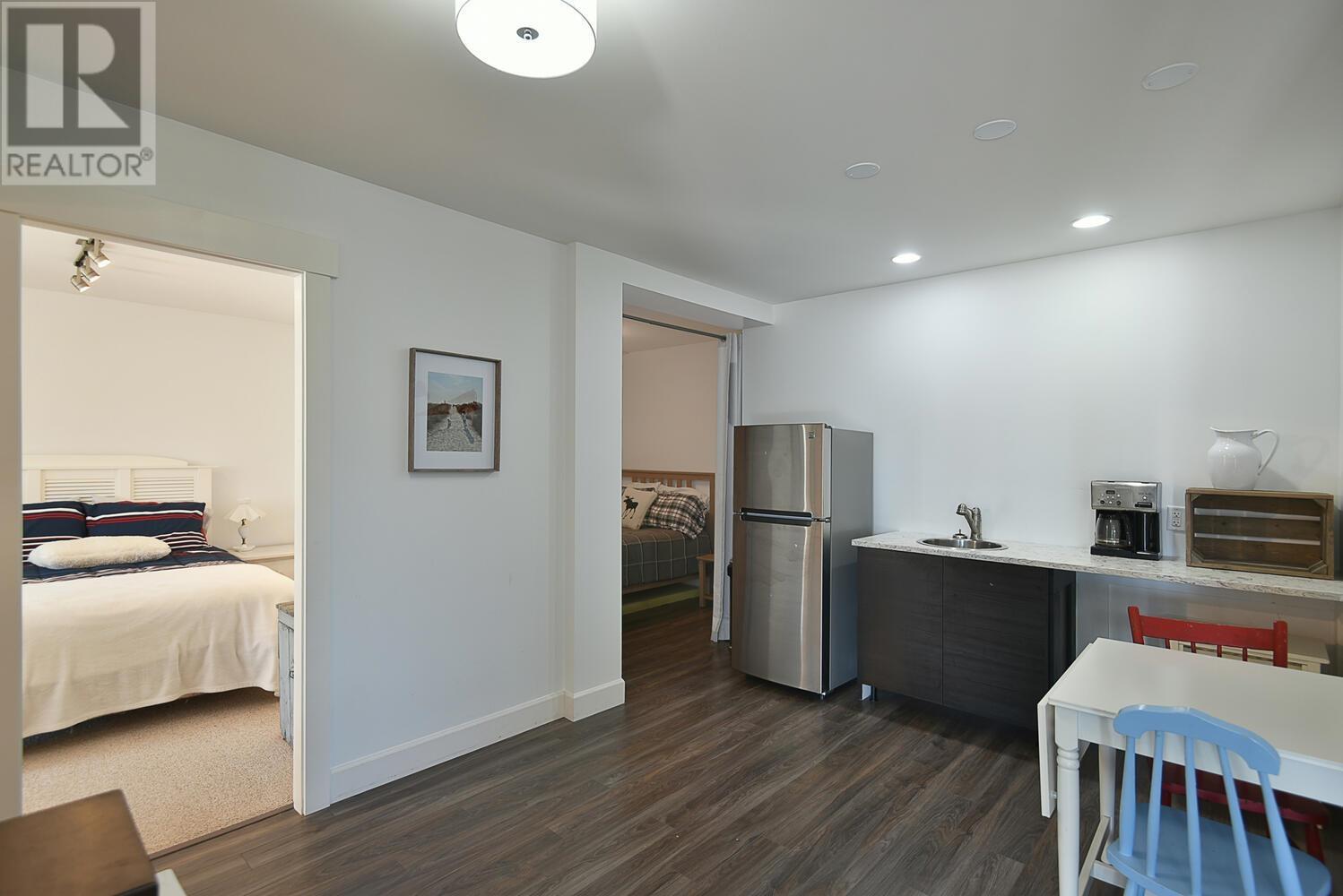 605 WOODLAND AVENUE, Gibsons