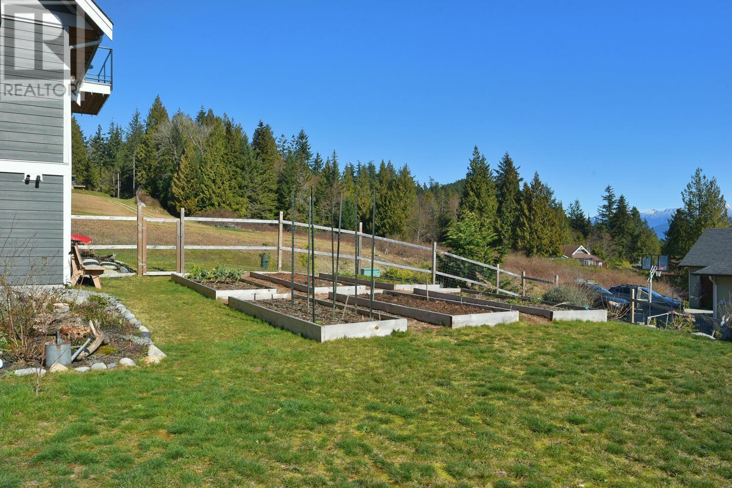 605 WOODLAND AVENUE, Gibsons