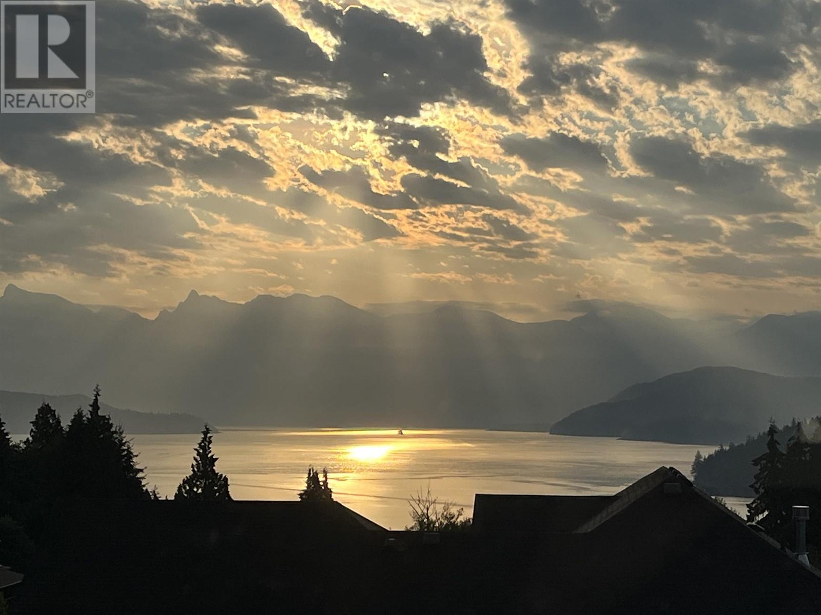 605 WOODLAND AVENUE, Gibsons