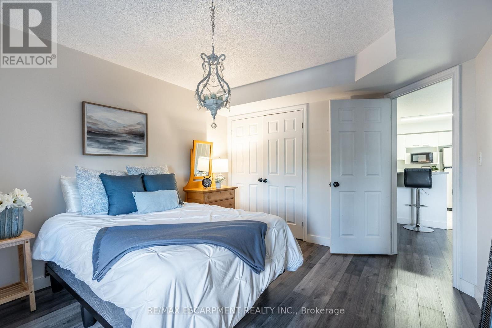 Photo 5 of 318 2040 Cleaver Avenue, Burlington ON