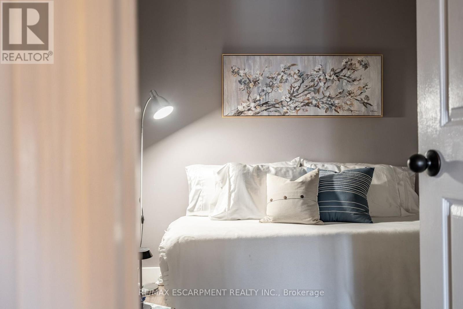 Photo 9 of 318 2040 Cleaver Avenue, Burlington ON