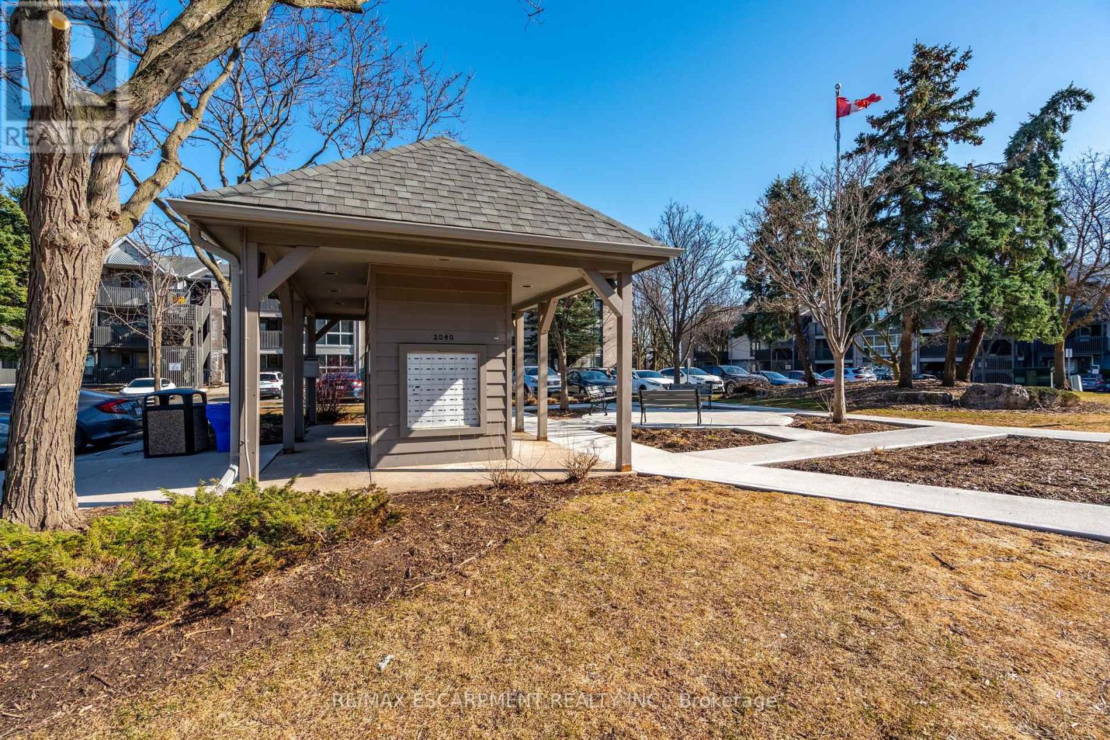 Photo 11 of 318 2040 Cleaver Avenue, Burlington ON