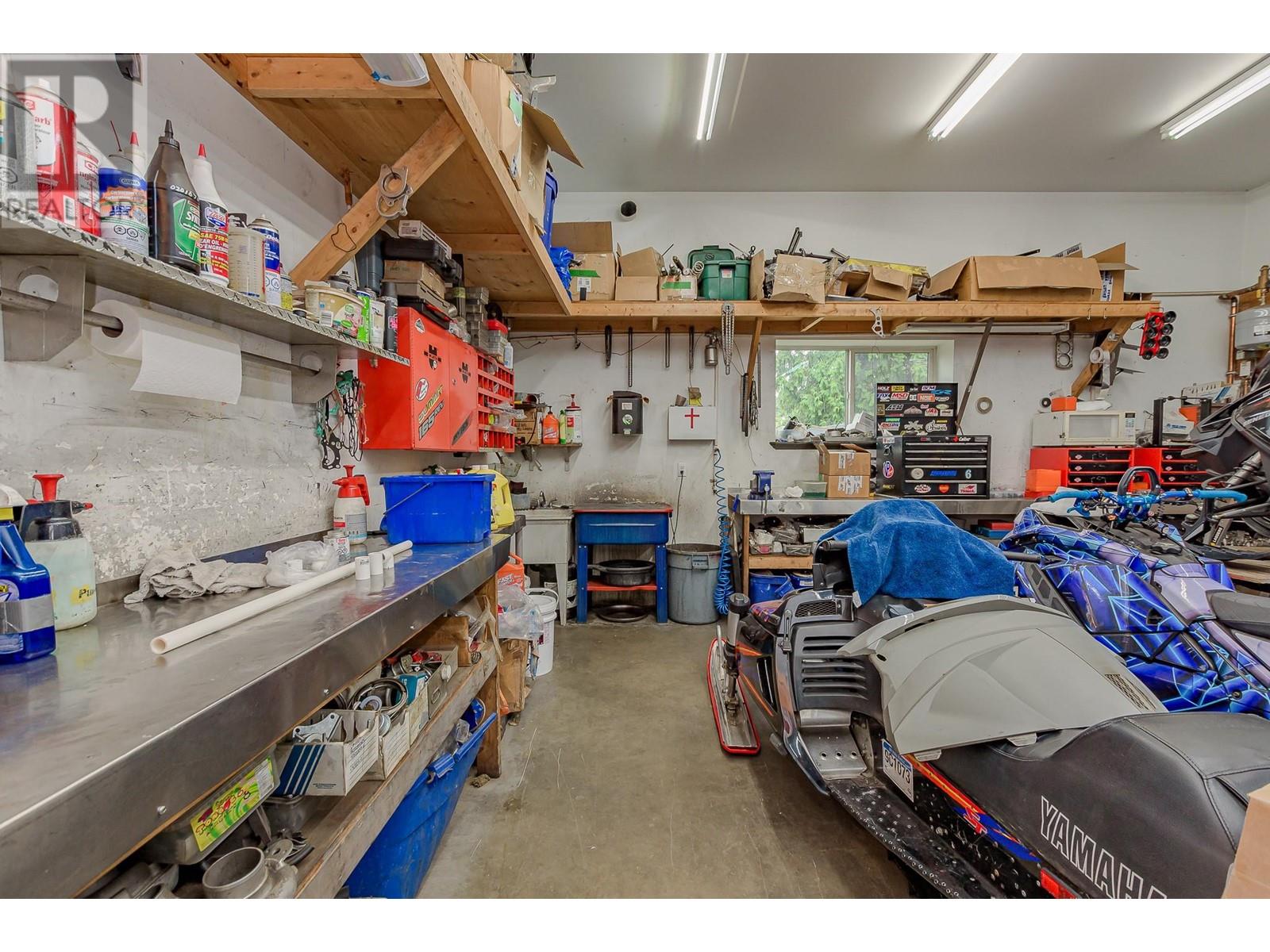 725 Trans Canada Frontage Road, Sicamous