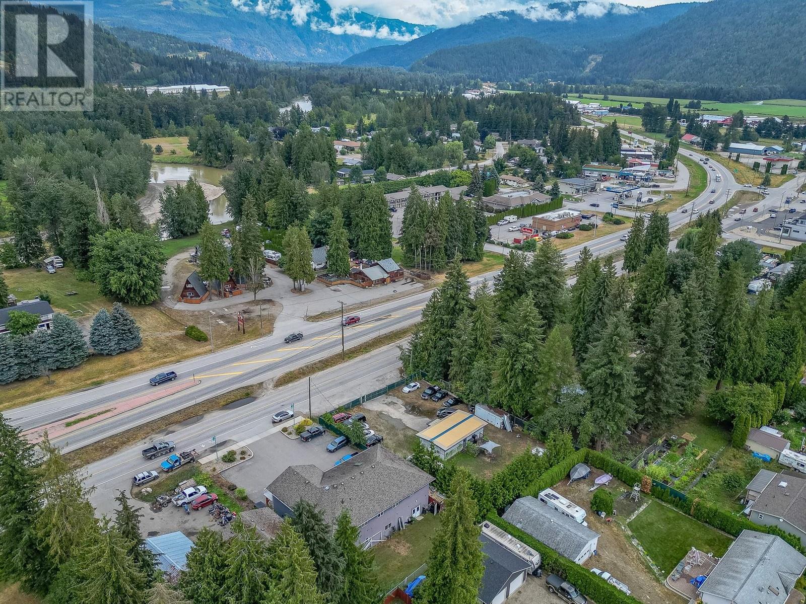 725 Trans Canada Frontage Road, Sicamous