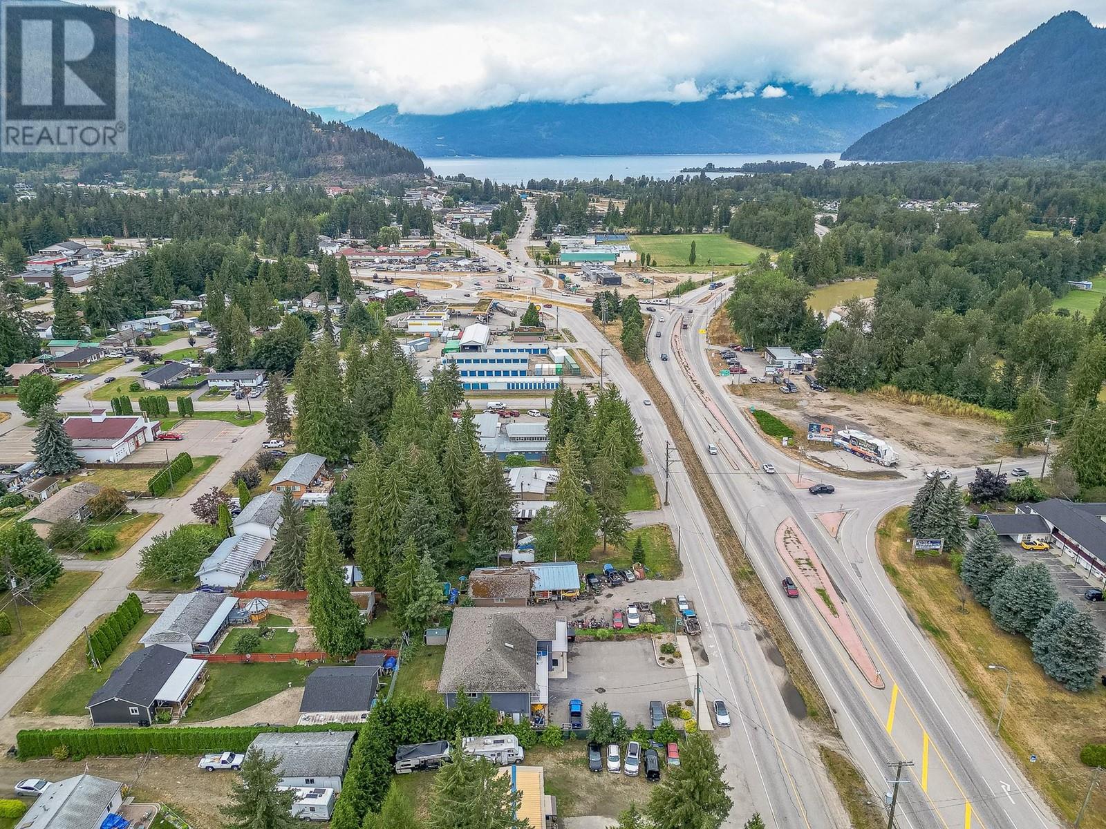 725 Trans Canada Frontage Road, Sicamous