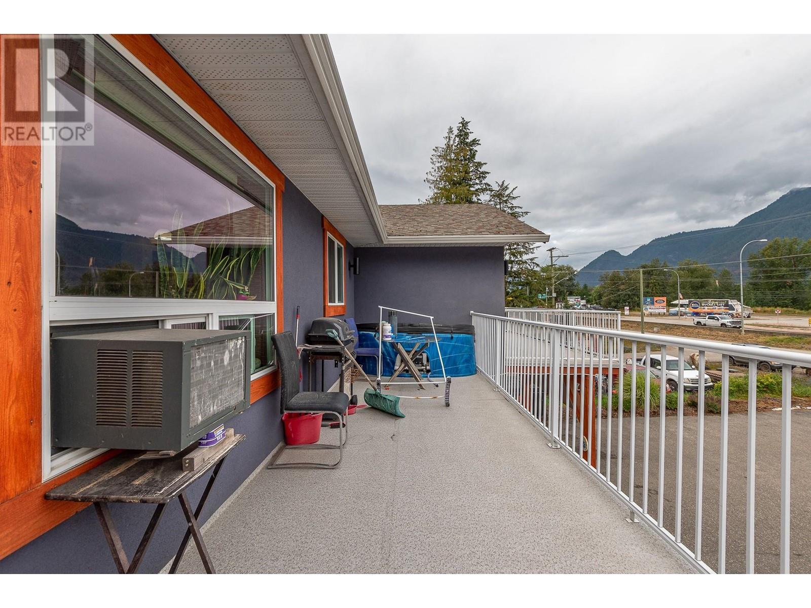 725 Trans Canada Frontage Road, Sicamous
