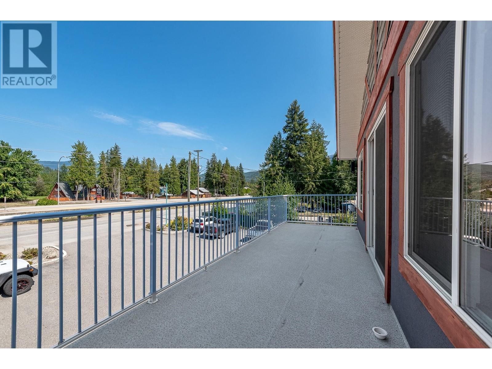 725 Trans Canada Frontage Road, Sicamous