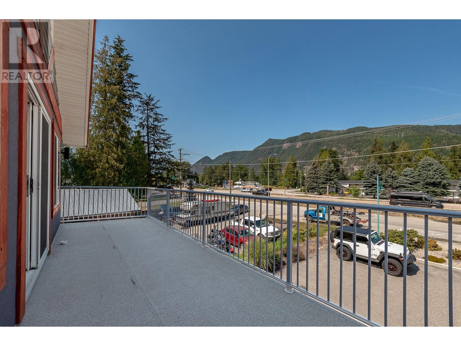 725 Trans Canada Frontage Road, Sicamous