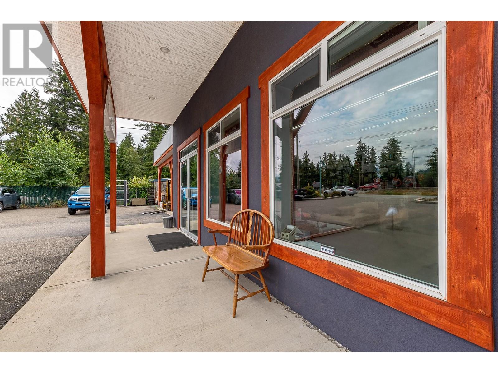 725 Trans Canada Frontage Road, Sicamous