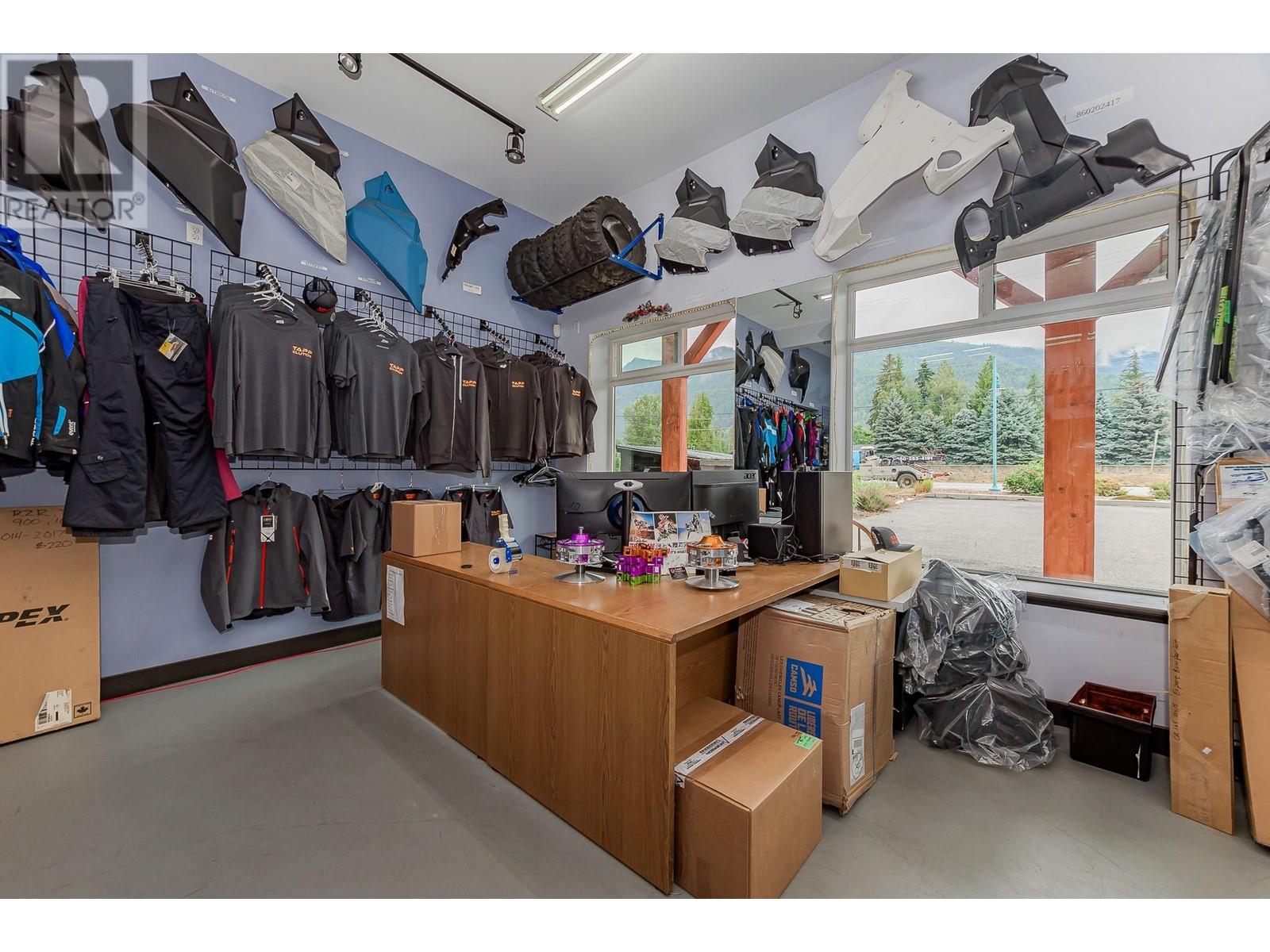 725 Trans Canada Frontage Road, Sicamous