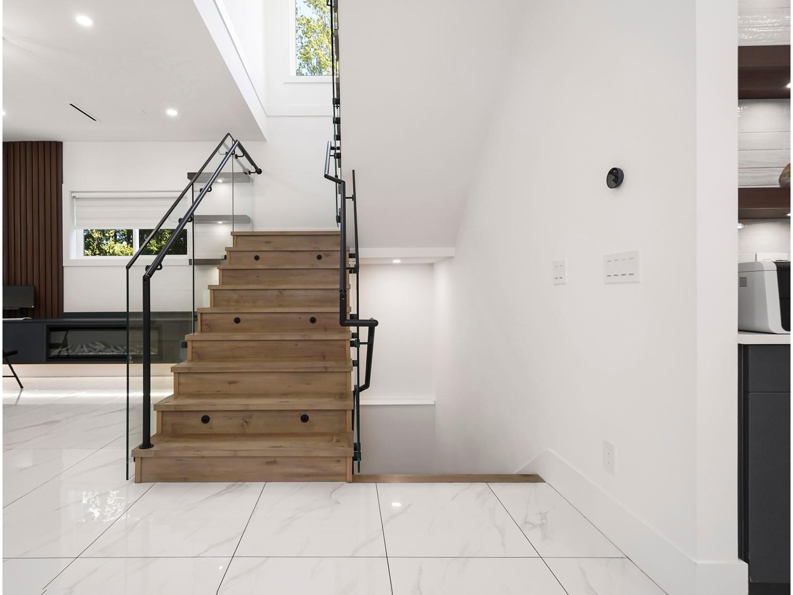 15908 RUSSELL AVENUE, White Rock real estate listing R2978231