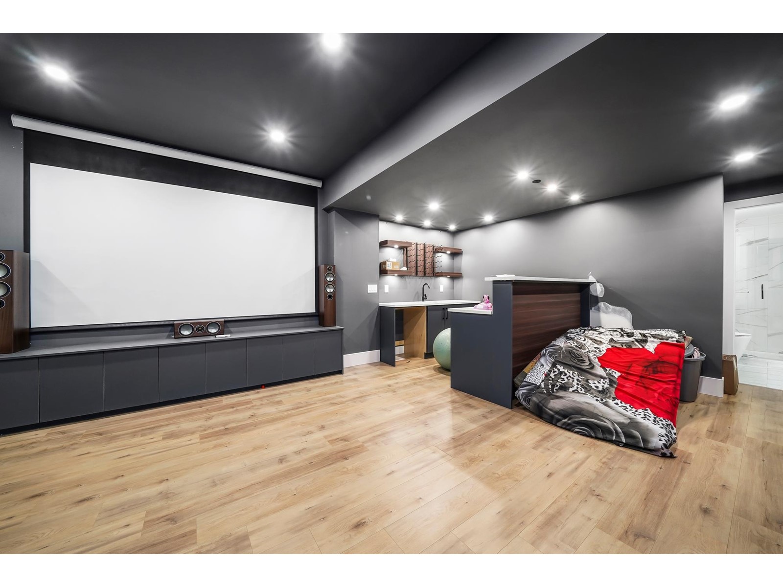 15908 RUSSELL AVENUE, White Rock real estate listing R2978231