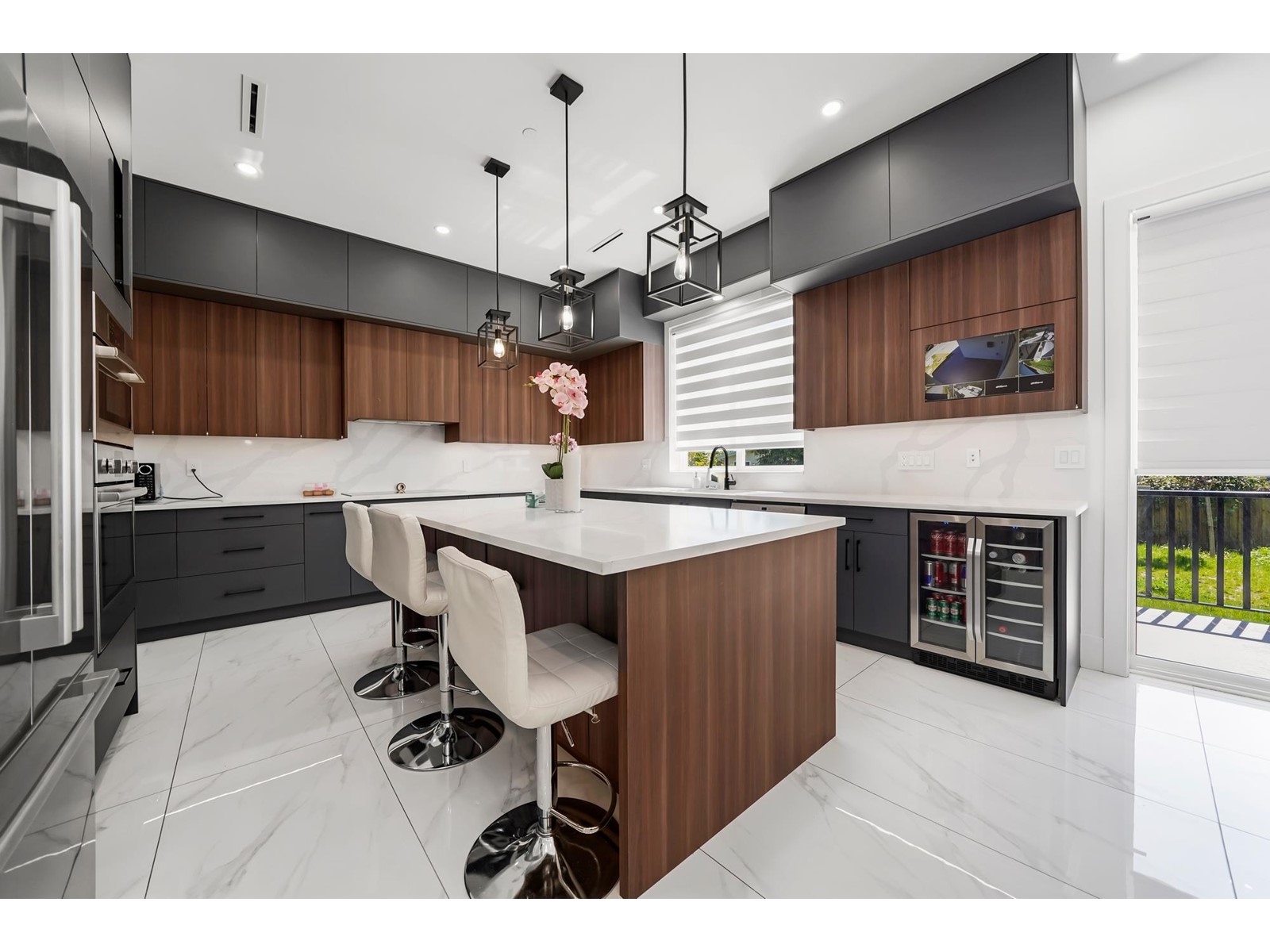 15908 RUSSELL AVENUE, White Rock real estate listing R2978231