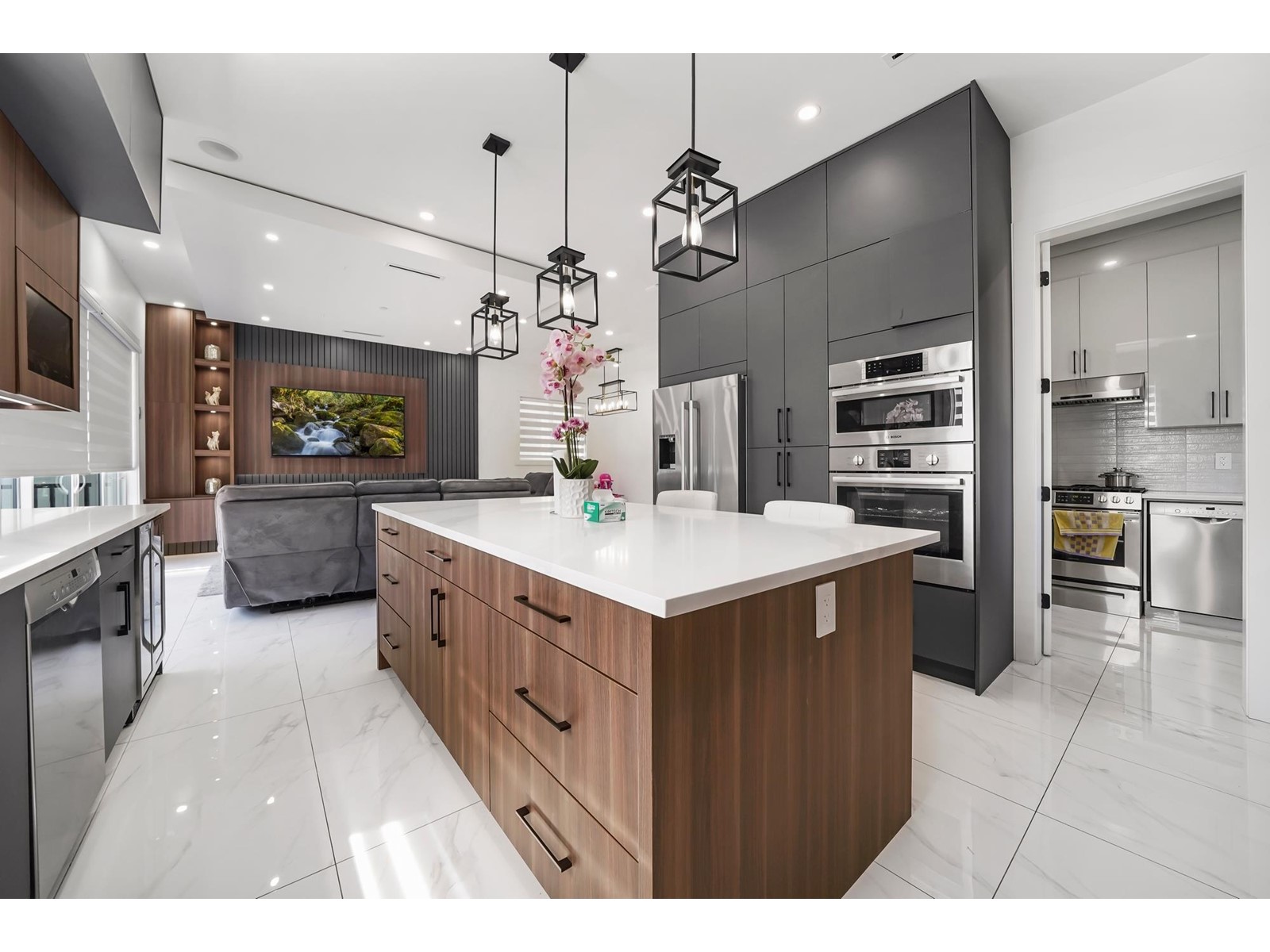 15908 RUSSELL AVENUE, White Rock real estate listing R2978231