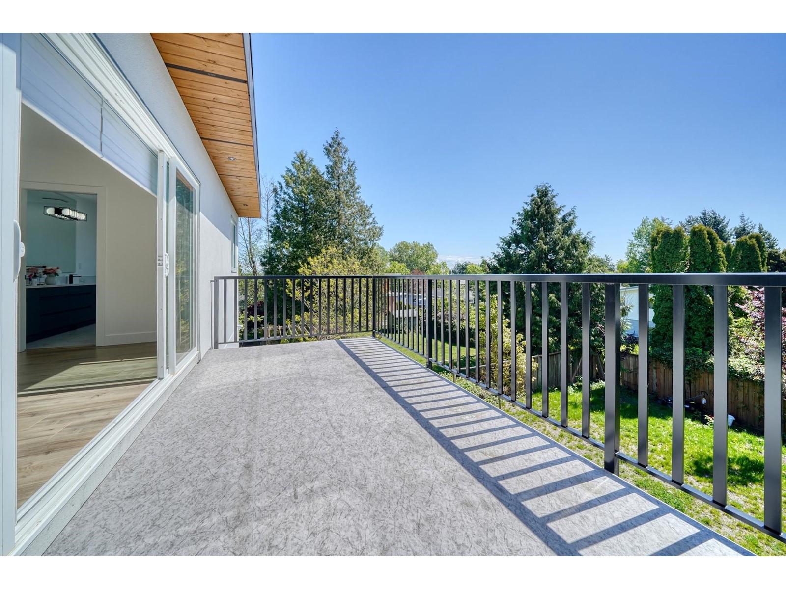 15908 RUSSELL AVENUE, White Rock real estate listing R2978231
