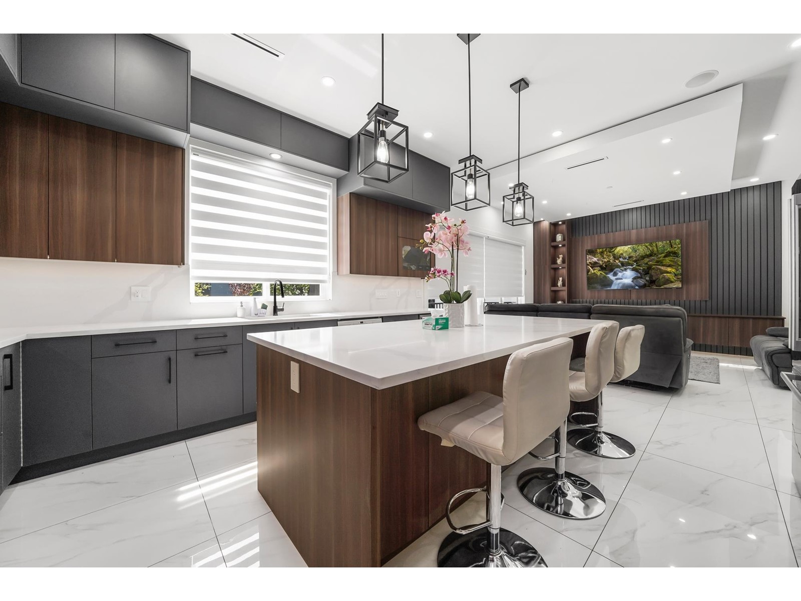 15908 RUSSELL AVENUE, White Rock real estate listing R2978231