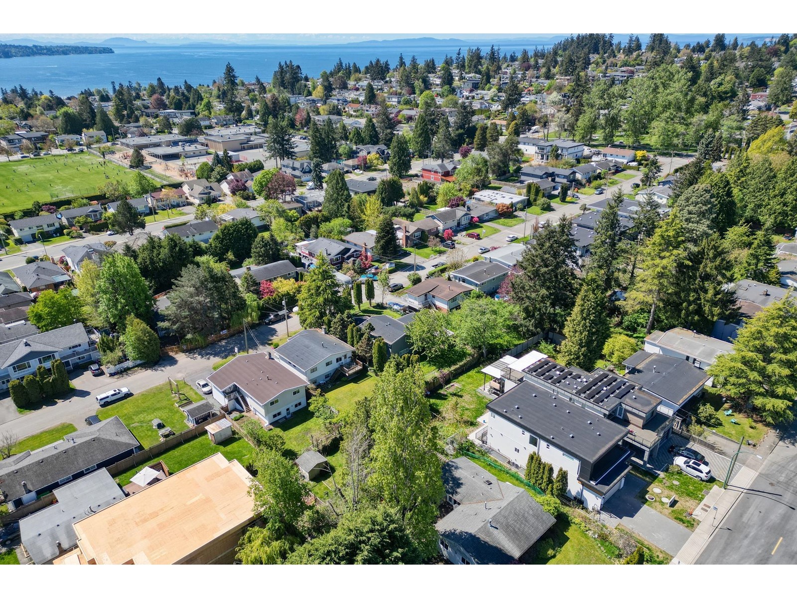15908 RUSSELL AVENUE, White Rock real estate listing R2978231