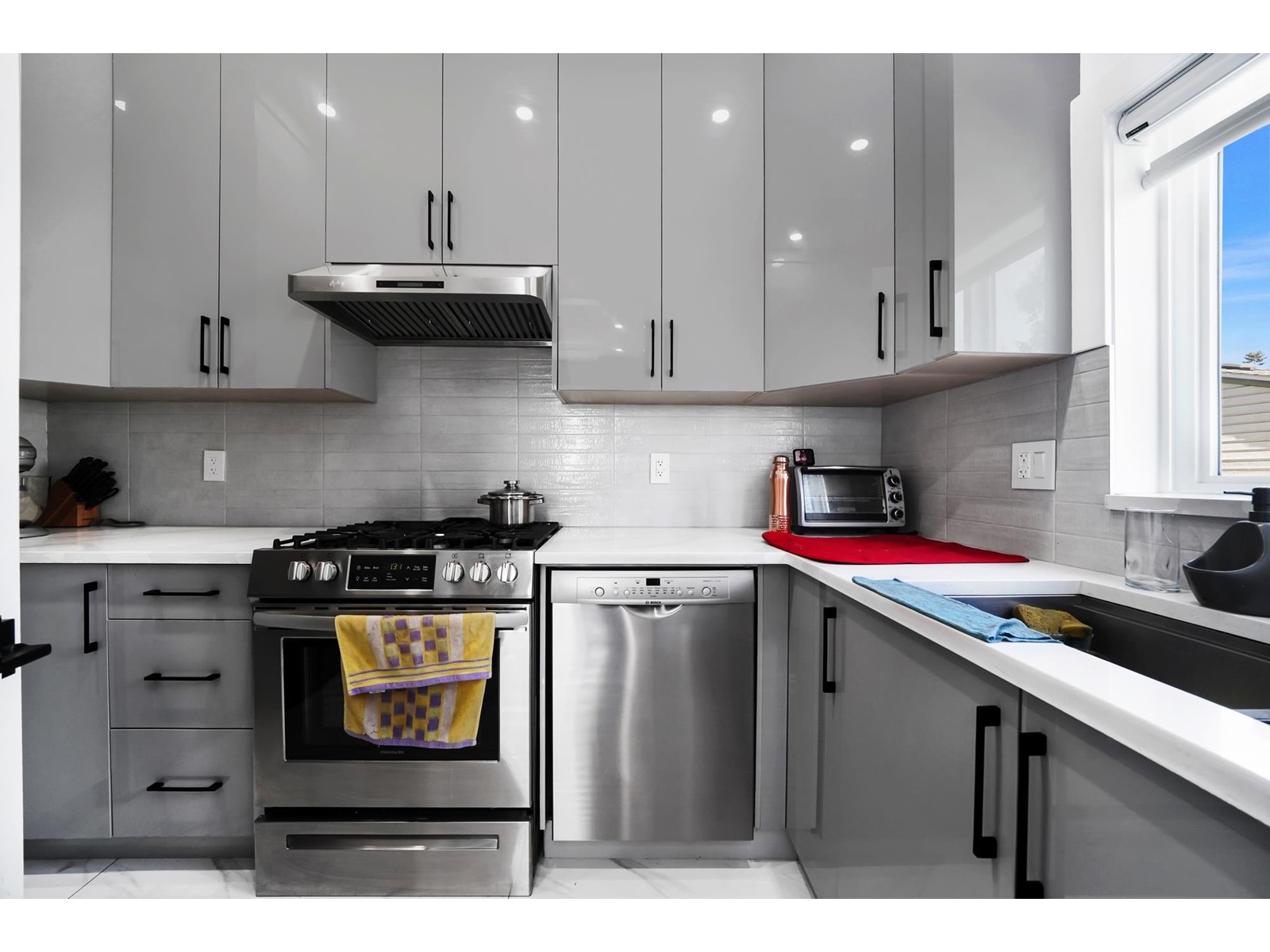 15908 RUSSELL AVENUE, White Rock real estate listing R2978231