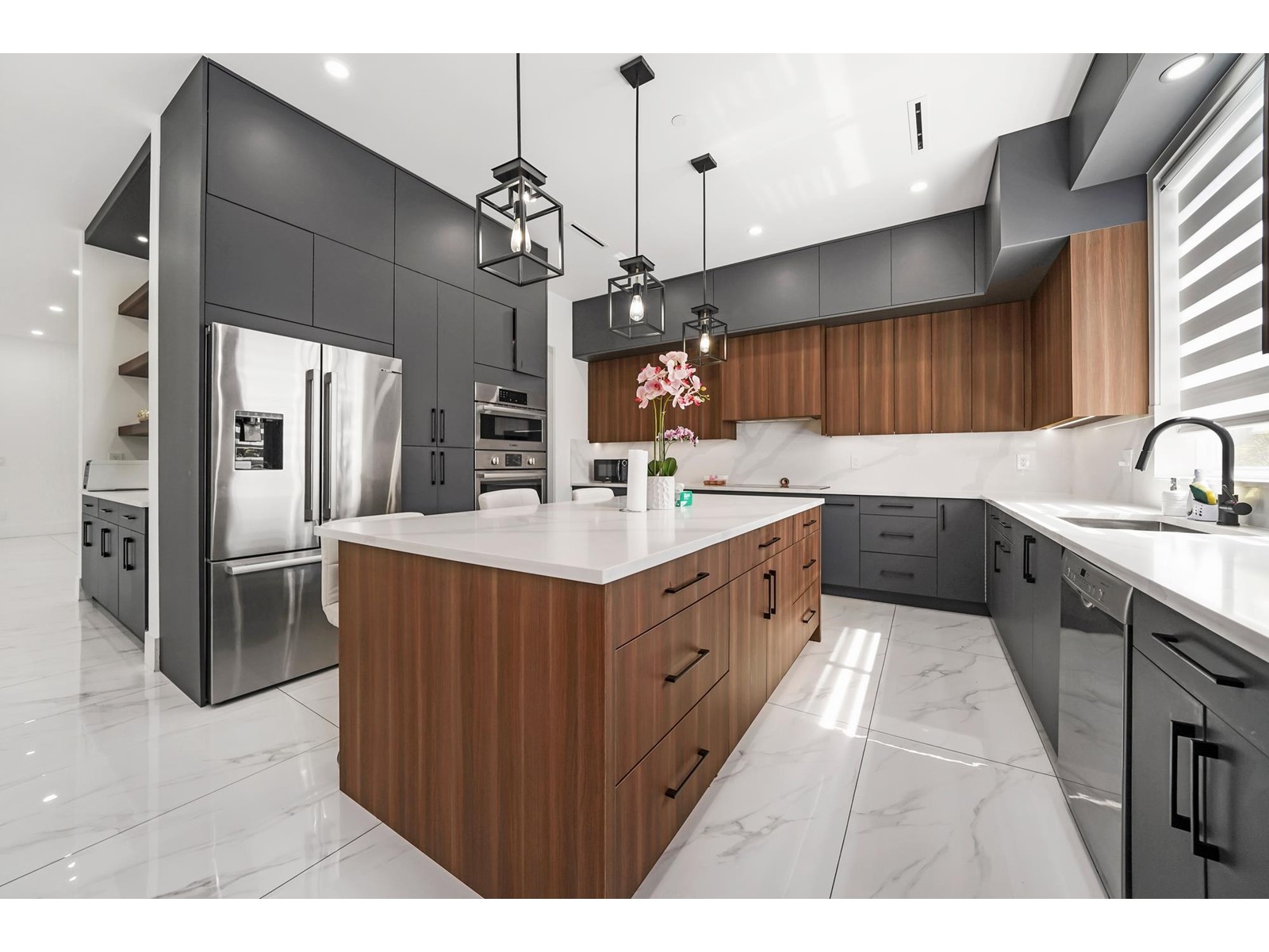 15908 RUSSELL AVENUE, White Rock real estate listing R2978231